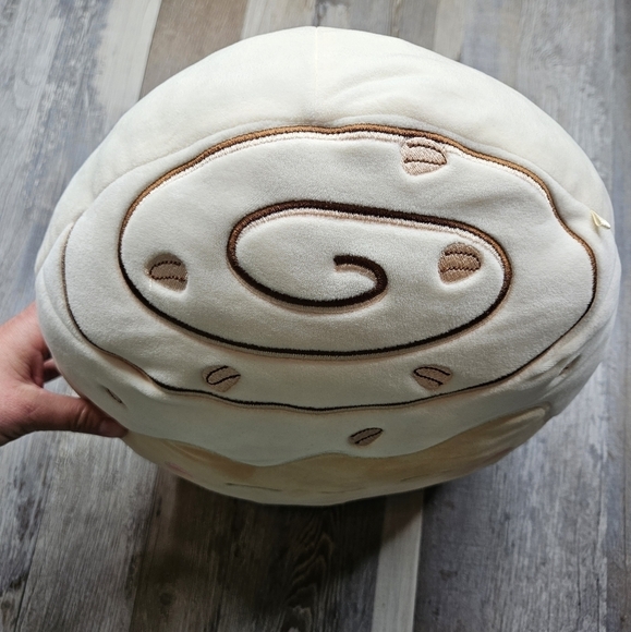 Squishmallow Chanel the Cinnamon Roll - Picture 3 of 6
